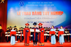 Trường Đại học Mở Hà Nội trao bằng tốt nghiệp cho người học, trong đó có nhiều người thuộc nhóm yếu thế. Ảnh: NTCC