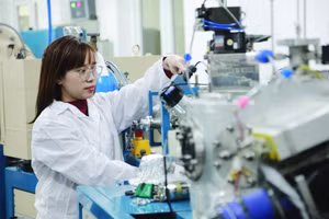 Nghiên cứu trong phòng lab ở Đại học Quốc gia Hà Nội. Ảnh: VNU