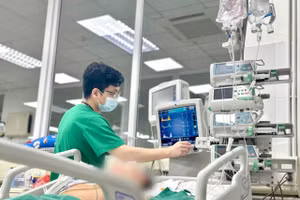 Bệnh nhân không thể tự ăn uống hay vận động. Ảnh: BVCC
