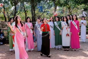 Các thí sinh cuộc thi Hoa hậu Di sản Áo dài Việt Nam tham gia trải nghiệm tại Làng Văn hóa - Du lịch các dân tộc Việt Nam.
