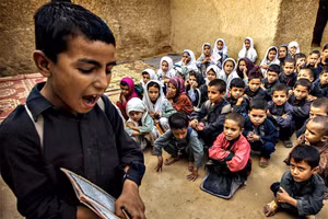 Lớp học tạm bợ ngoài trời của trẻ em Pakistan.