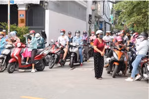 Phụ huynh đợi con trước cổng trường thi. Minh họa: ITN.