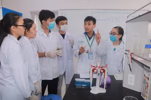 Hoạt động nghiên cứu khoa học tại Trường Đại học Công Thương TPHCM. Ảnh: Văn Vũ