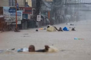Bão Carina đổ bộ vào Philippines.