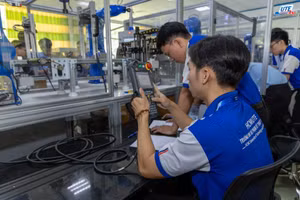 Sinh viên Trường Đại học Công nghệ Kỹ thuật TPHCM tham gia cuộc thi công nghệ. Ảnh: UTE - KTX - ĐHQG