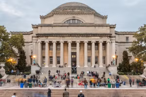 Đại học Columbia, Mỹ đình trệ hoạt động vì bị cắt tài trợ.