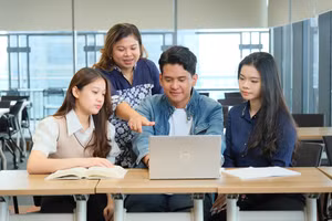 Tỷ lệ học đại học toàn cầu đạt 43%.
