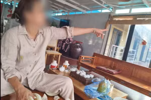 Người phụ nữ quản lý nhà hàng cho biết: Ông L. vừa bán diện tích mặt nước cho một người khác với giá hơn 3 tỷ đồng.
