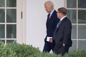 Tổng thống Joe Biden trò chuyện với bác sĩ Nhà Trắng Kevin O'Connor khi ông trở lại Nhà Trắng vào ngày 28 tháng 8 năm 2023.