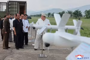 Chủ tịch Triều Tiên Kim Jong Un đích thân giám sát thử nghiệm UAV.