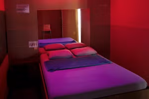Một căn phòng có gương tại một quán bar tình dục ở Ghent, Bỉ. Ảnh: Getty Image