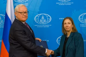 Thứ trưởng Ngoại giao Nga Sergey Ryabkov (trái) và Đại sứ Mỹ tại Nga Lynne Tracy (phải) tại Moscow, Nga, ngày 30 tháng 1 năm 2023. Ảnh: Bộ Ngoại giao Nga