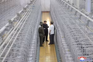 Chủ tịch Triều Tiên Kim Jong Un thị sát cơ sở sản xuất và lưu trữ uranium. Ảnh: KCNA