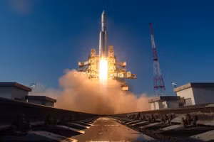 Tên lửa Angara A5 phóng đi từ bệ phóng của sân bay vũ trụ Vostochny ở Vùng Amur, Nga mang theo ZimSat-2 của Zimabwe.