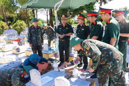 Lực lượng chức năng Quảng Trị hoàn thành việc khai quật, lấy mẫu sinh phẩm hài cốt liệt sĩ. Ảnh: Xuân Diện