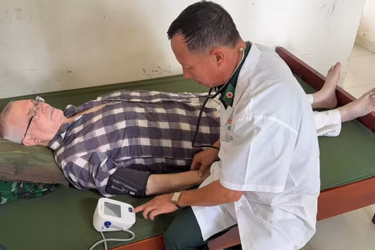 Cán bộ quân y kiểm tra sức khoẻ cho du khách.