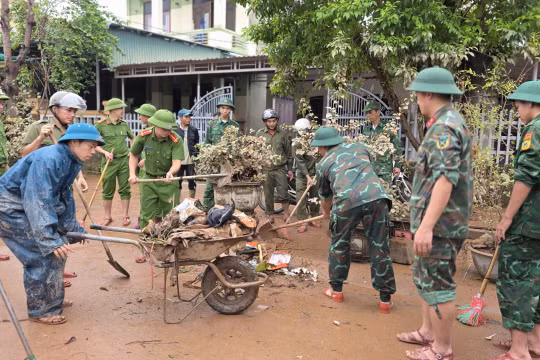 Bộ đội và Công an chung tay hỗ trợ người dân khắc phục hậu quả sau mưa lũ.