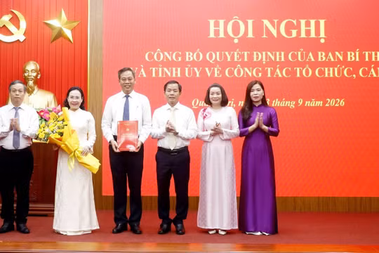 Ông Nguyễn Văn Phương, Bí thư Tỉnh ủy trao quyết định và tặng hoa chúc mừng Ban Thường vụ Đảng ủy HĐND tỉnh khóa I, nhiệm kỳ 2025-2030.