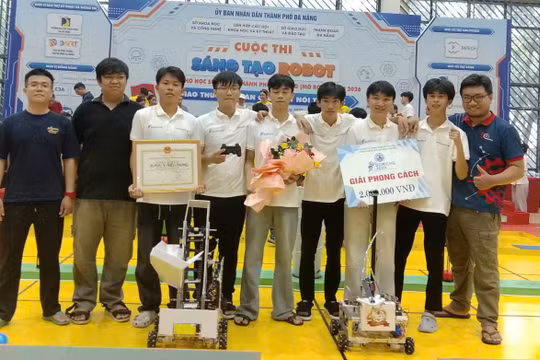 Nhóm học sinh Trường THPT Triệu Phong tham gia sân chơi Sáng tạo robot.