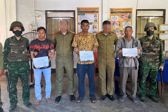 Lực lượng chức năng bắt giữ các nghi phạm vụ tàng trữ pháo trái phép. Ảnh: Mạnh Hùng 