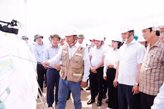 Ông Vương Quốc Tuấn, Bí thư Tỉnh ủy Quảng Trị kiểm tra tại Dự án Đầu tư xây dựng Cảng hàng không Quảng Trị.