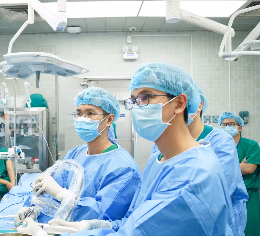Ekip thực hiện phẫu thuật. 