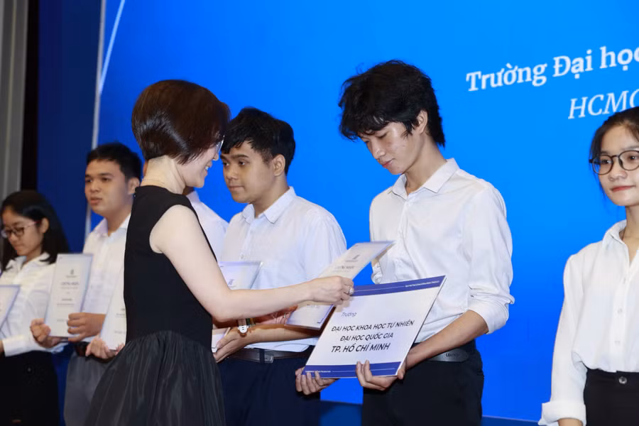 Học bổng được trao trực tiếp tại buổi lễ. 