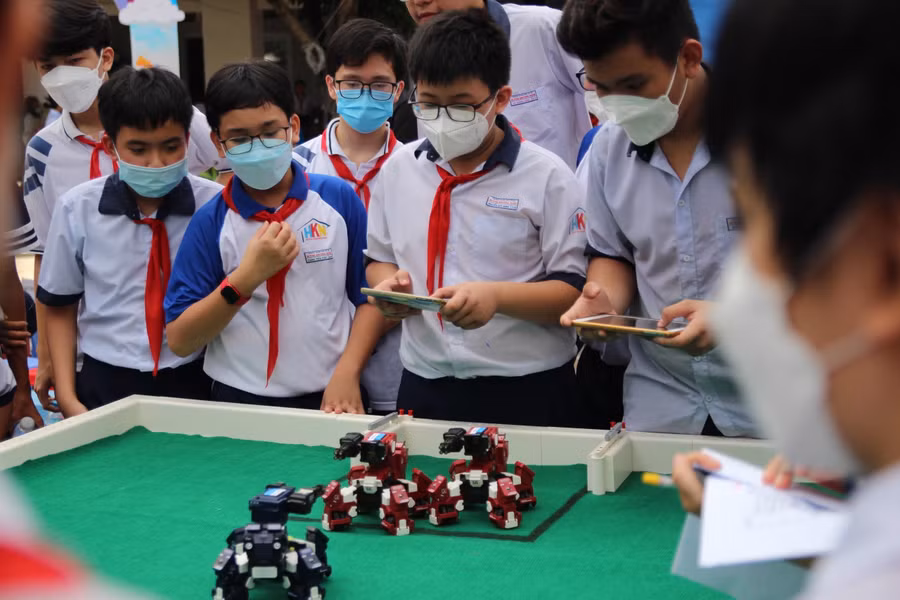 Học sinh Trường THCS Huỳnh Khương Ninh tham gia thi STEM.