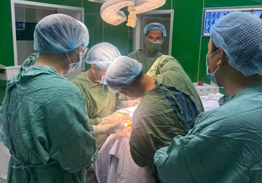 Ekip thực hiện phẫu thuật. 