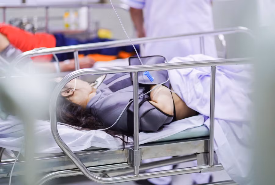 Hai nạn nhân sống sót đang được điều trị tích cực tại Bệnh viện Nhân dân Gia Định.