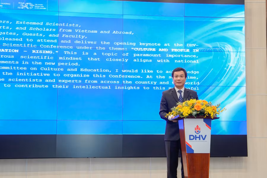 PGS.TS Triệu Thế Hùng - Phó Chủ nhiệm Ủy ban Văn hóa, Giáo dục của Quốc hội phát biểu chỉ đạo tại hội nghị.