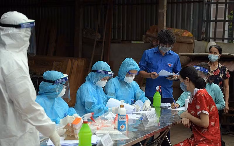 Nhân viên y tế phòng chống dịch COVID-19, năm 2021.