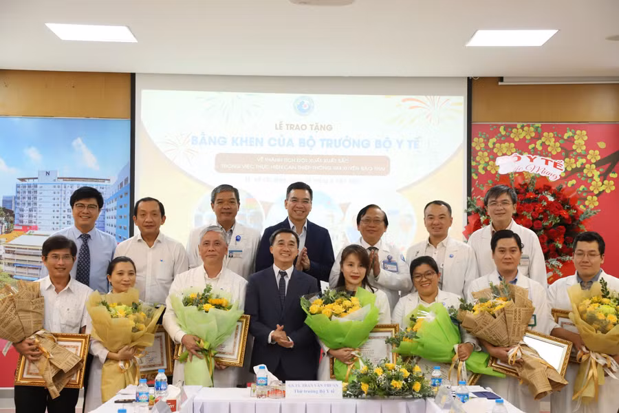 Thứ trưởng Bộ Y tế Trần Văn Thuấn trao bằng khen của Bộ Y tế cho tập thể Bệnh viện Từ Dũ và Bệnh viện Nhi đồng 1, vinh danh thành tích xuất sắc trong ca can thiệp thông tim cho bào thai sản phụ người Singapore.