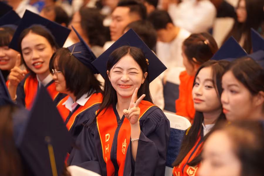 Sinh viên Trường Đại học Hùng Vương TPHCM tại lễ trao bằng tốt nghiệp. 