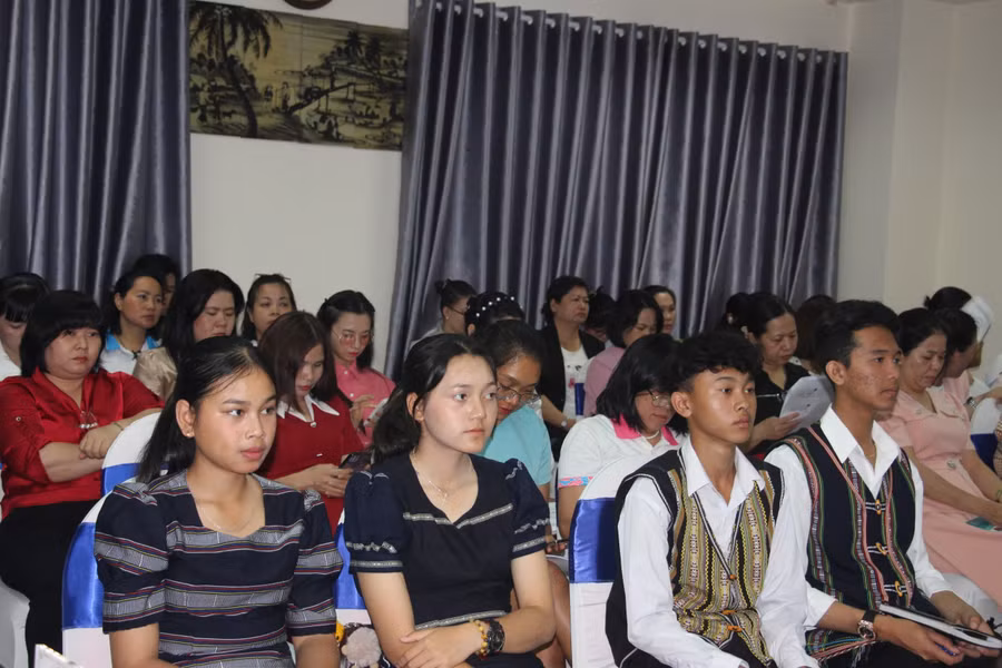 Các đại biểu tham dự hội thảo.