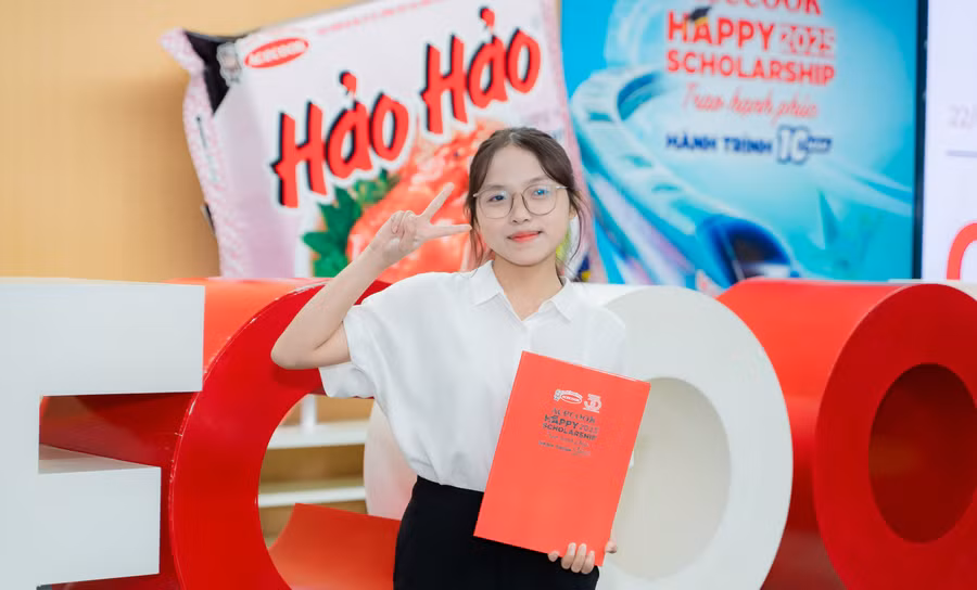 Sinh viên nhận học bổng Acecook Happy Scholarship 2025. 
