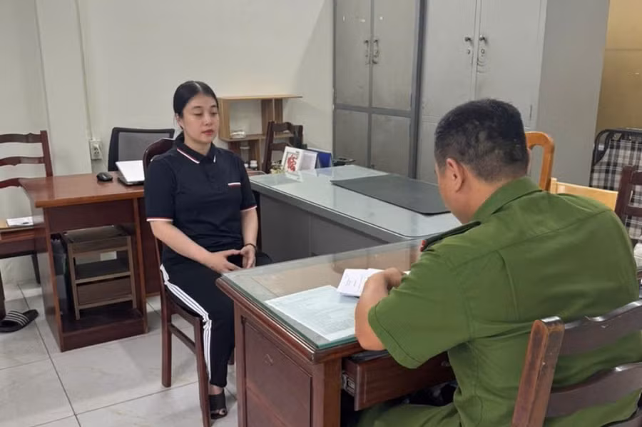 Cơ quan chức năng lấy lời khai Nguyễn Thị Thanh Ngọc. (Ảnh: CACC)