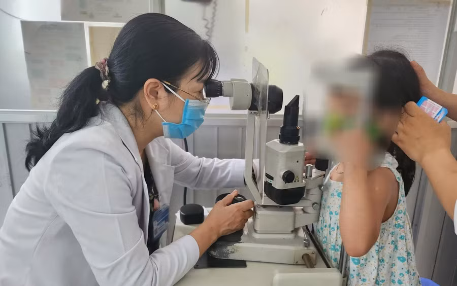 Bệnh nhi thăm khám mắt tại Bệnh viện Quân dân Y miền Đông. (Ảnh: Lâm Ngọc).