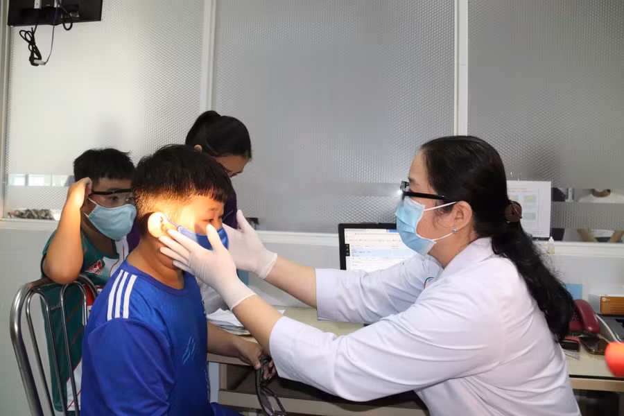 Bệnh nhi khám mắt tại Bệnh viện Nhi đồng 2 (TPHCM).