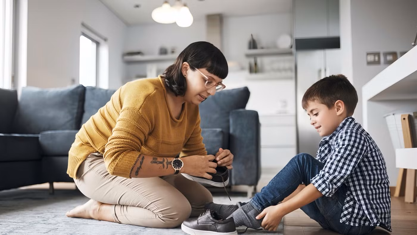 Làm thay con những việc trẻ có thể tự làm, cha mẹ có thể vô tình lấy đi cơ hội để trẻ trưởng thành.