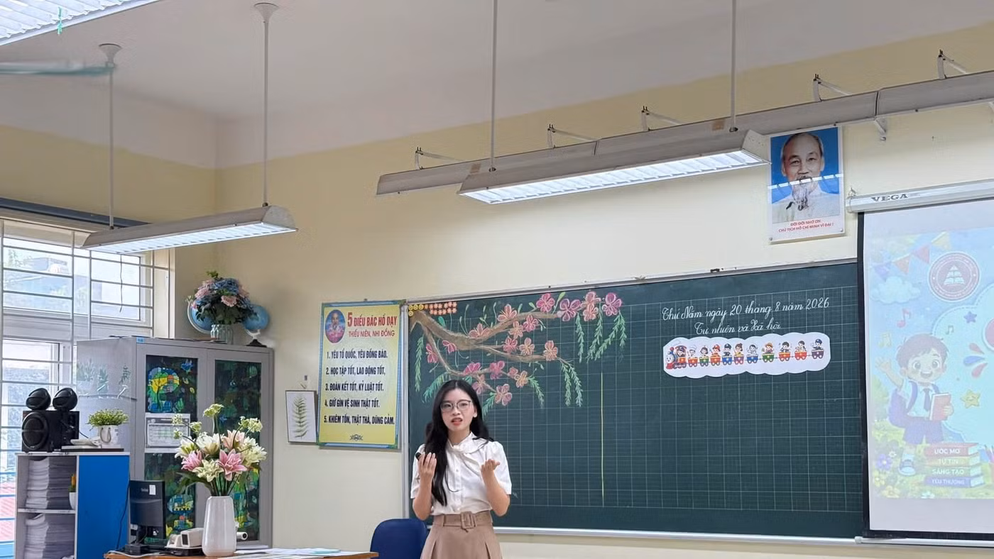 Cô, trò Trường Tiểu học Đại Mỗ, phường Đại Mỗ (Hà Nội). Ảnh: Đình Tuệ 