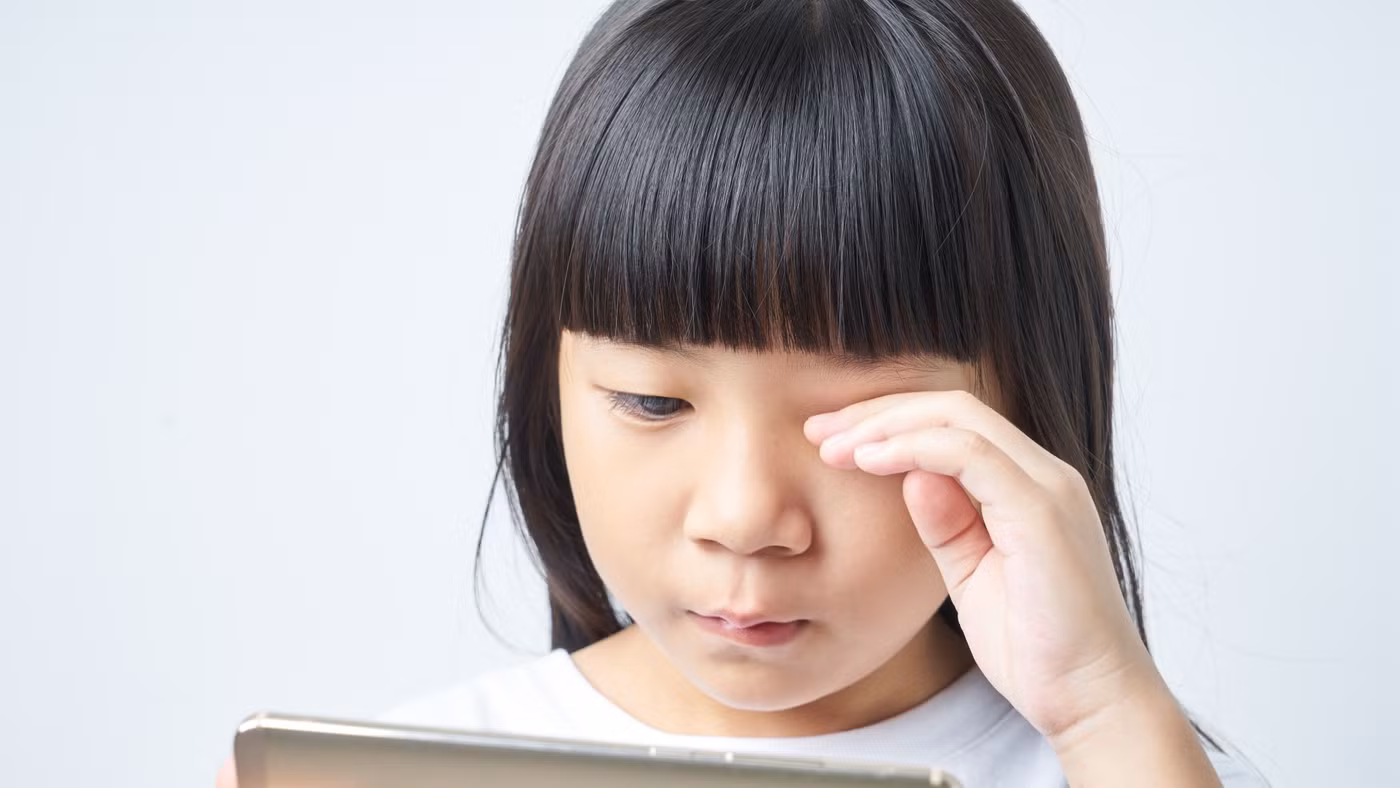 Trẻ sử dụng thiết bị điện tử quá nhiều có thể ảnh hưởng đến sức khỏe ngoài thị lực. Ảnh minh họa