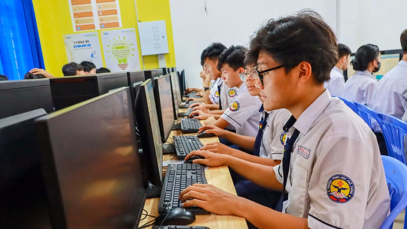 Học sinh Trường THPT Bình Tân (phường Bình Tân, TPHCM) trong tiết Tin học. Ảnh: NTCC