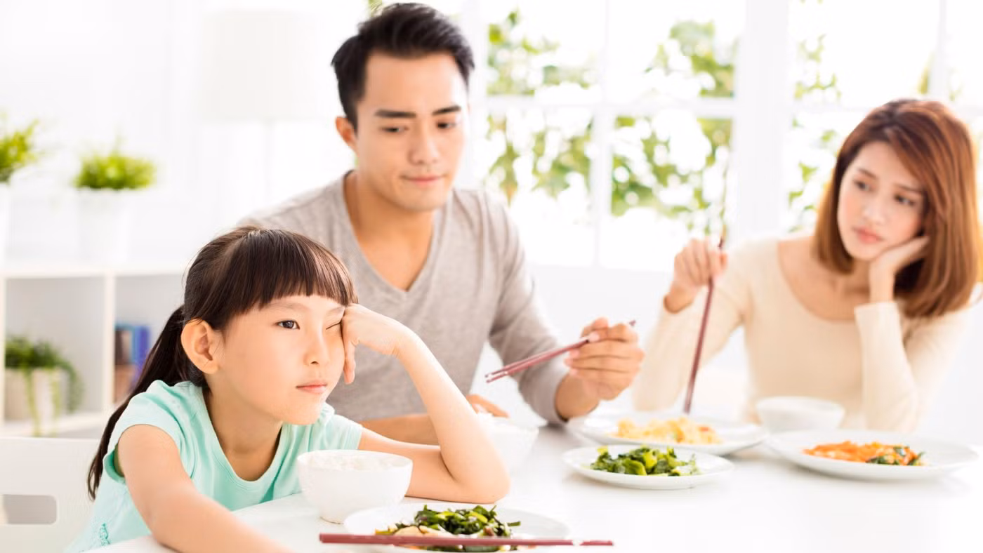 Những lời chê bai món ăn có thể khiến bữa cơm gia đình trở nên căng thẳng nếu cha mẹ phản ứng bằng sự tức giận.