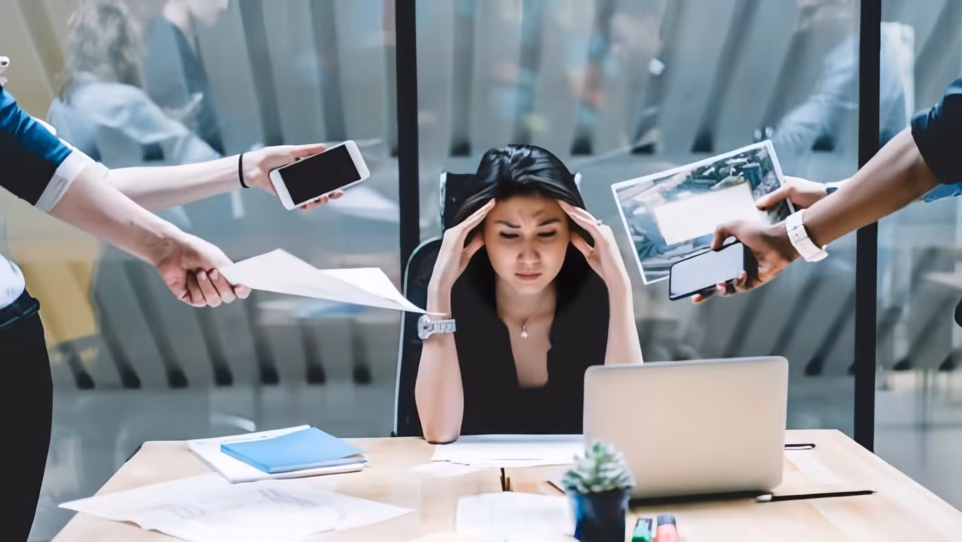 Áp lực cân bằng giữa sự nghiệp và gia đình khiến không ít phụ nữ trì hoãn hoặc cân nhắc lại quyết định sinh con.