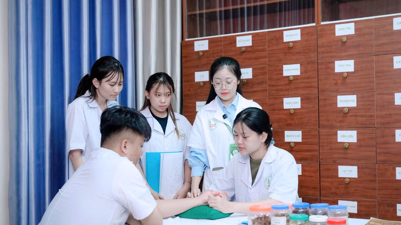 Sinh viên Trường CĐ Dược Hà Nội. Ảnh: NTCC