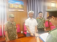 Cơ quan điều tra thi hành lệnh khởi tố bị can và lệnh bắt bị can để tạm giam đối với Trương Văn Thiên Tư. Ảnh: Công an Đà Nẵng