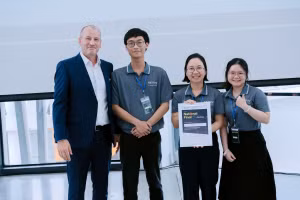 Các thành viên dự án RetriV giành giải Nhất cuộc thi và GS René Thiele, Hiệu trưởng Trường Đại học Việt Đức (trái). Ảnh: BTC.