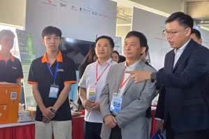 Phó Chủ tịch UBND TPHCM Trương Minh Huy Vũ (phải) tham quan các gian hàng công nghệ trong khuôn khổ hội nghị. Ảnh: BTC.