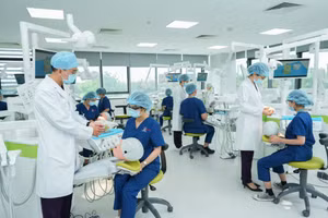 Sinh viên khối ngành sức khoẻ Trường Đại học Nguyễn Tất Thành trong giờ thực hành. Ảnh: NTCC.